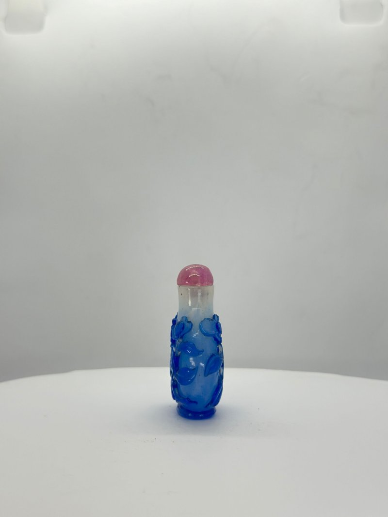 清十九世紀 霏雪地套藍玻璃花卉紋鼻煙壺；十九/二十世紀 透明玻璃藍粉點彩鼻煙壺 | A BLUE OVERLAY GLASS 'FLOWERS' AND A BLUE AND PINK MOTTLED SANDWICH GLASS SNUFF BOTTLE - 图7
