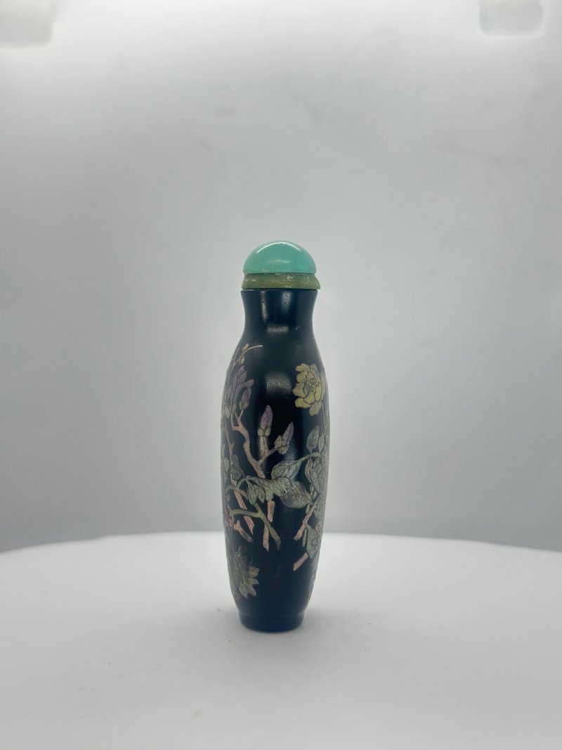 清1770-1820 黑玻璃畫琺瑯花卉紋鼻煙壺 ⌈乾隆年製⌋篆書款 | AN ENAMELLED BLACK GLASS 'FLORAL' SNUFF BOTTLE - 图8
