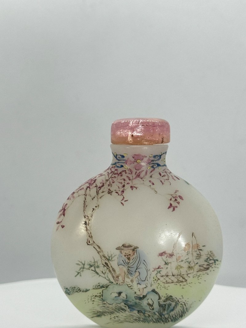 民國 乳白玻璃胎畫琺瑯⌈嬰戲•採菊⌋鼻煙壺 ⌈乾隆年製⌋紅料篆書款 | A FAMILLE ROSE ENAMELLED MILKY GLASS SNUFF BOTTLE - 图3