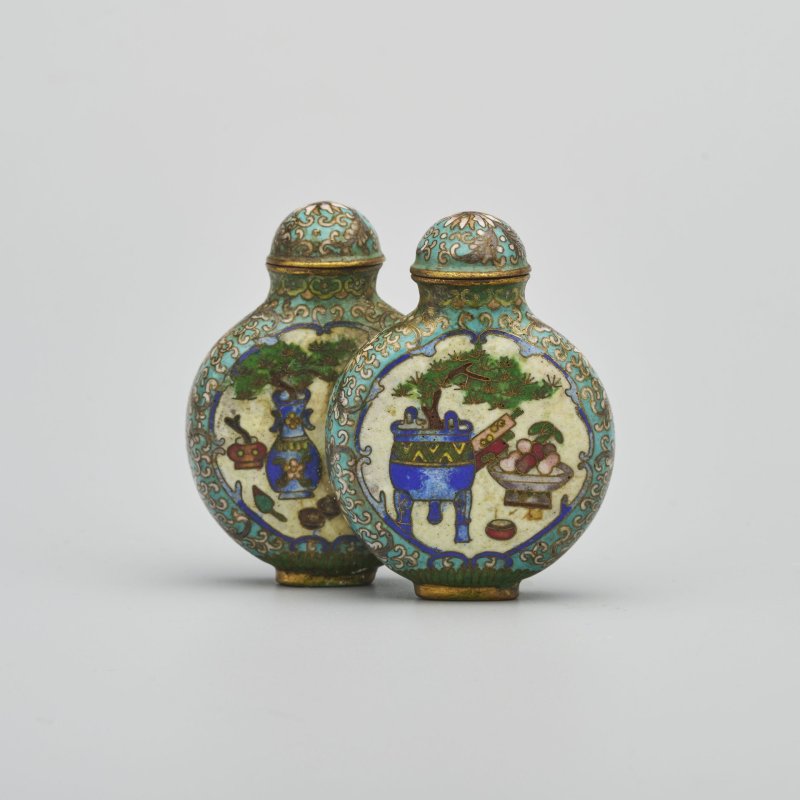 二十世紀 銅胎掐絲琺瑯博古紋雙聯鼻煙壺 | A CLOISONNÉ 'HUNDRED ANTIQUES' DOUBLE SNUFF BOTTLE