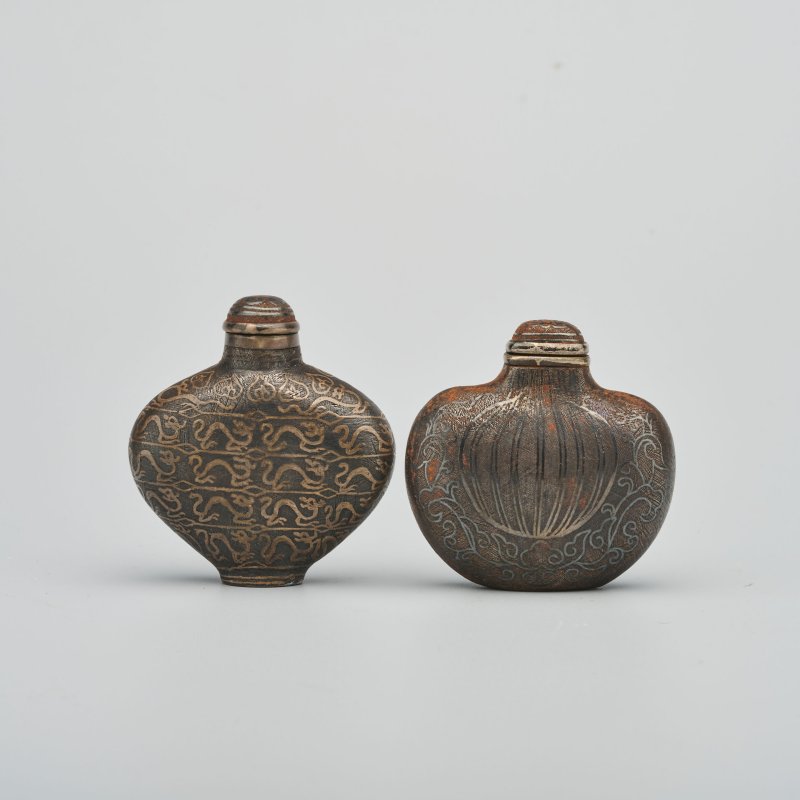 清十九世紀 烏銀瓜紋、夔龍紋鼻煙壺二件 | TWO SILVER NIELLO 'MELON' AND 'KUI DRAGON' SNUFF BOTTLES