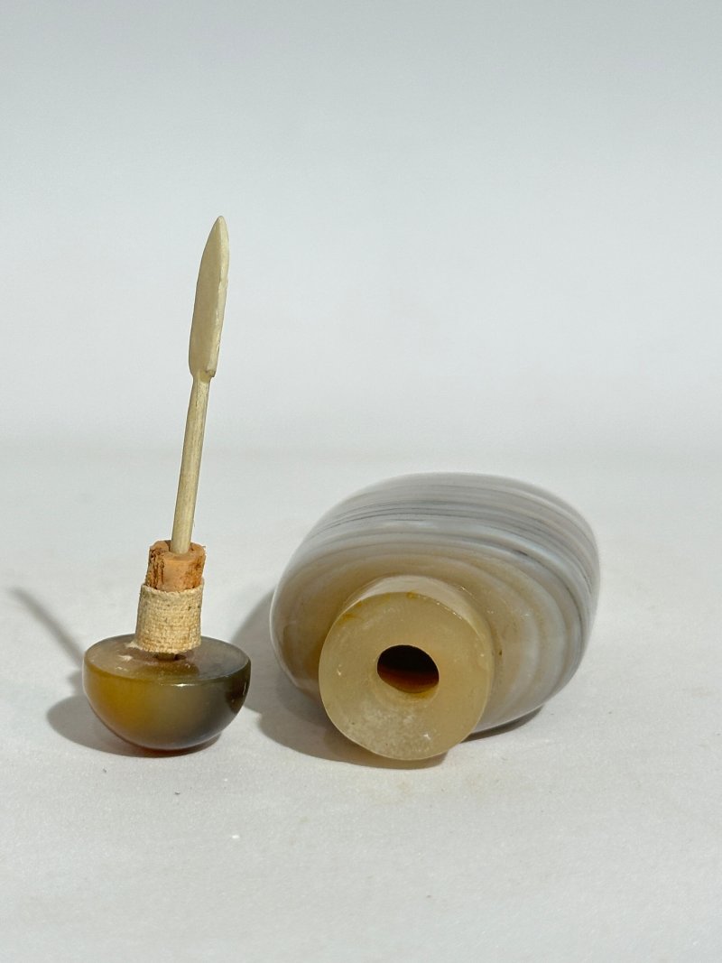 十九/二十世紀 燈心草瑪瑙、纏絲瑪瑙鼻煙壺三件 | A MACARONI AND TWO BANDED AGATE SNUFF BOTTLES - 图21