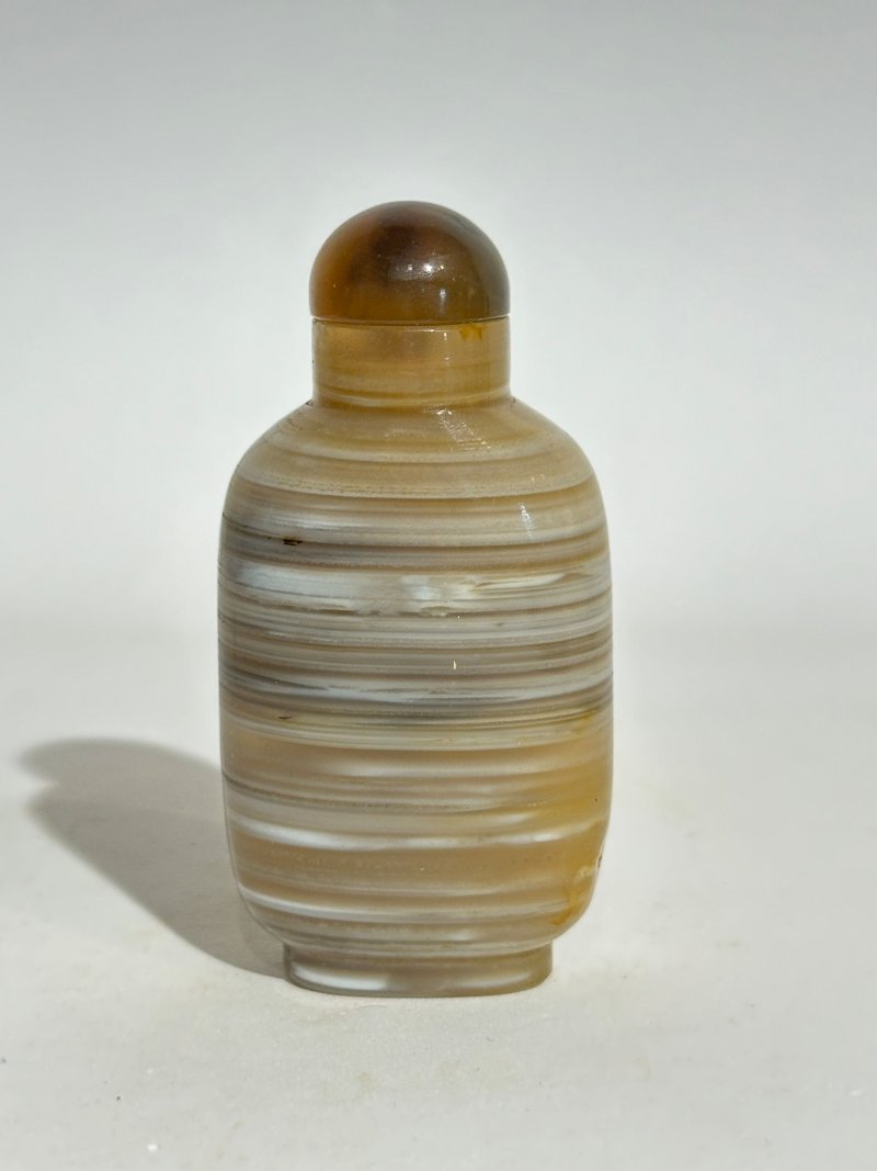 十九/二十世紀 燈心草瑪瑙、纏絲瑪瑙鼻煙壺三件 | A MACARONI AND TWO BANDED AGATE SNUFF BOTTLES - 图3