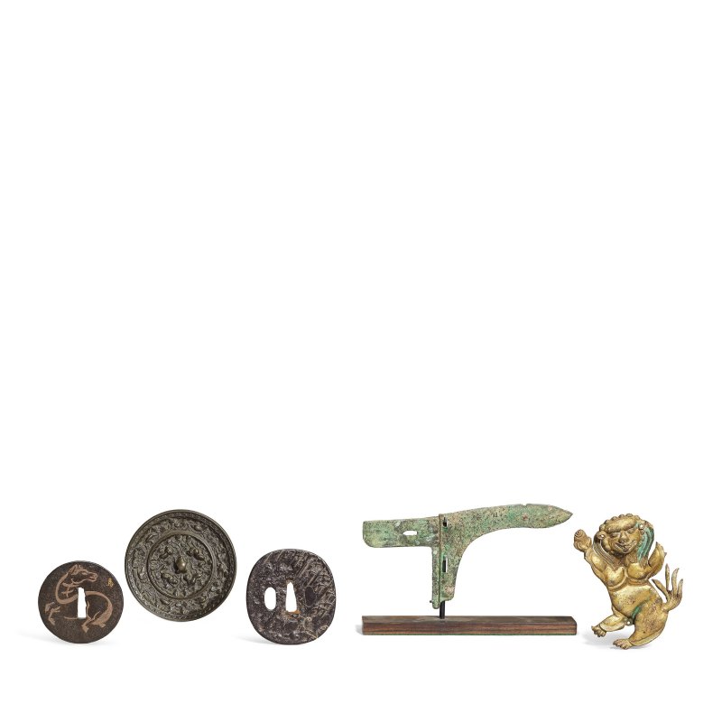 中國及日本 東周及更晚 銅、鉄及銅鎏金雜項一組 | A COLLECTION OF BRONZE, IRON AND COPPER ALLOY ITEMS - 图2