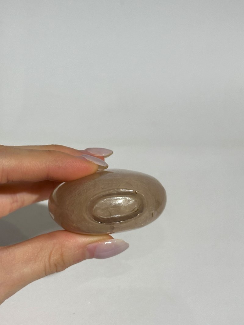 清十九世紀 條紋紫水晶鼻煙壺、紫水晶蓋 | A BANDED AMETHYST SNUFF BOTTLE - 图2