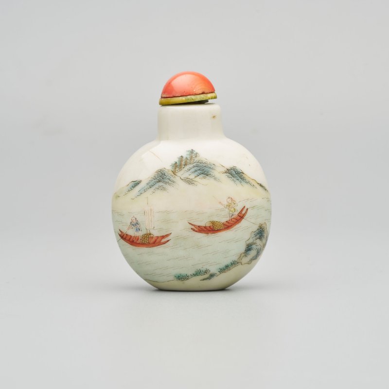 清十九世紀 粉彩⌈柳溪漁樂⌋鼻煙壺、珊瑚蓋 | A FAMILLE ROSE 'FISHERMEN' SNUFF BOTTLE - 图8