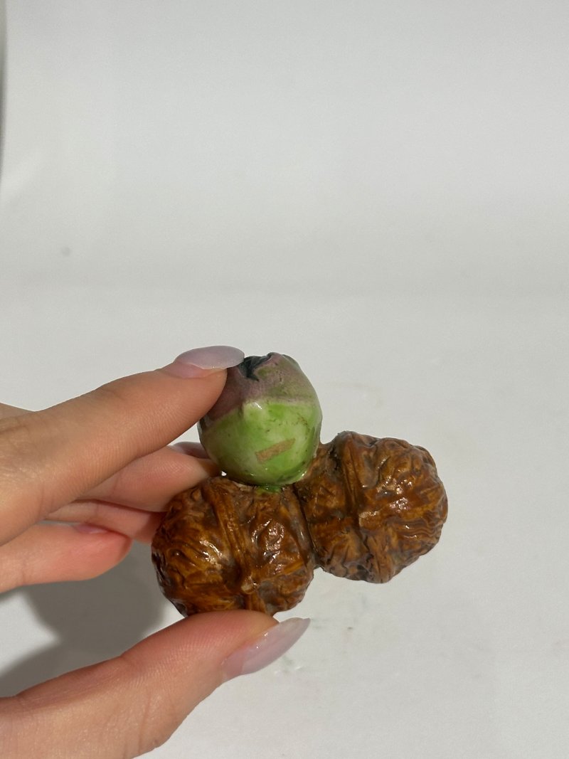 清十九世紀 仿生瓷荔枝、核桃形鼻煙壺二件、珊瑚蓋 及座 | TWO CERAMIC 'LYCHEE' AND 'WALNUT' SNUFF BOTTLES - 图3