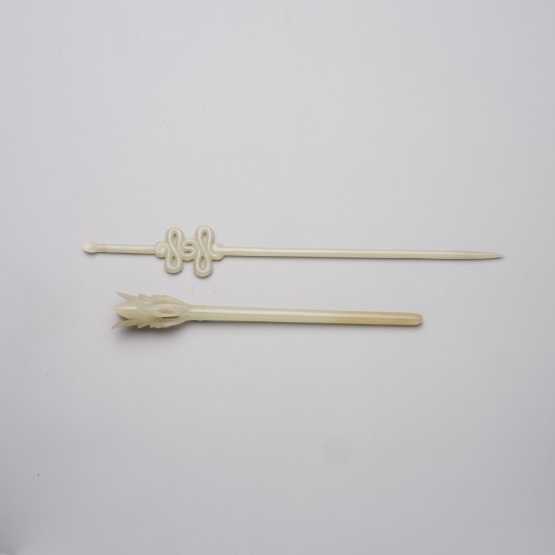 清十九世紀 青白玉耳挖簪、花頭簪二枚 | TWO GREENISH WHITE JADE HAIR PINS