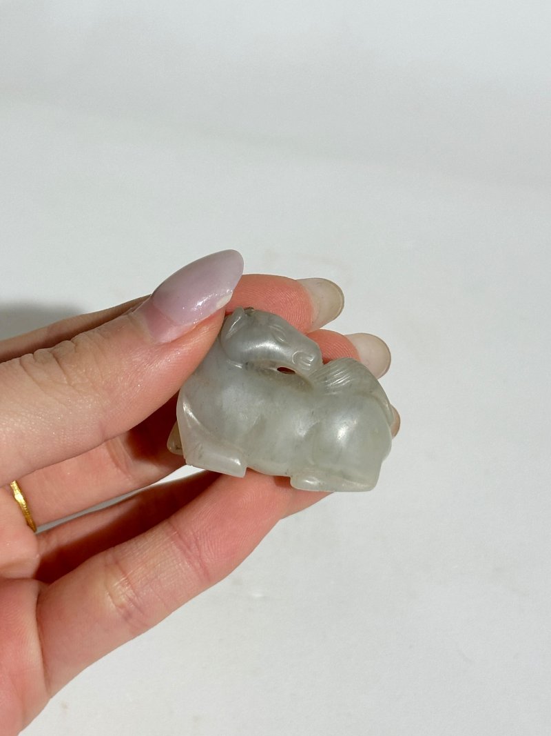 十九/二十世紀 白玉⌈馬⌋、⌈羊⌋三件 及座 | A WHITE JADE 'HORSE' AND TWO JADE 'GOAT' CARVINGS - 图8