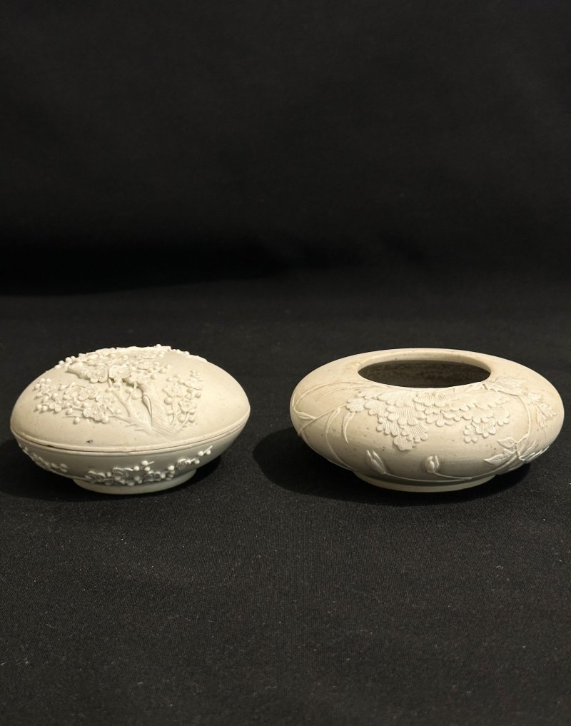 晚清至民國 澀胎牡丹紋洗、梅花紋印泥蓋盒二件 | A BISCUIT PORCELAIN 'PEONY' WASHER AND A 'PLUM BLOSSOM' INK PASTE BOX AND COVER - 图11