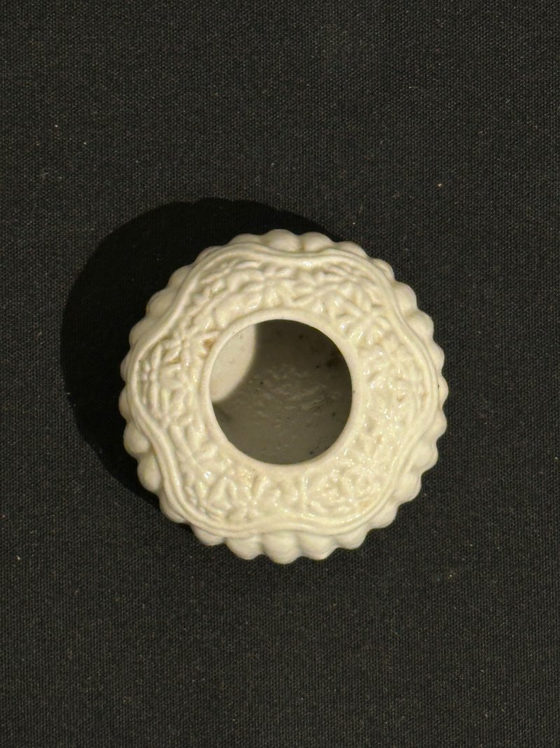 十九世紀至二十世紀上半葉 瓷文房五件 （鯉魚筆擱）朝鮮 | FIVE CERAMIC SCHOLAR'S OBJECTS - 图9