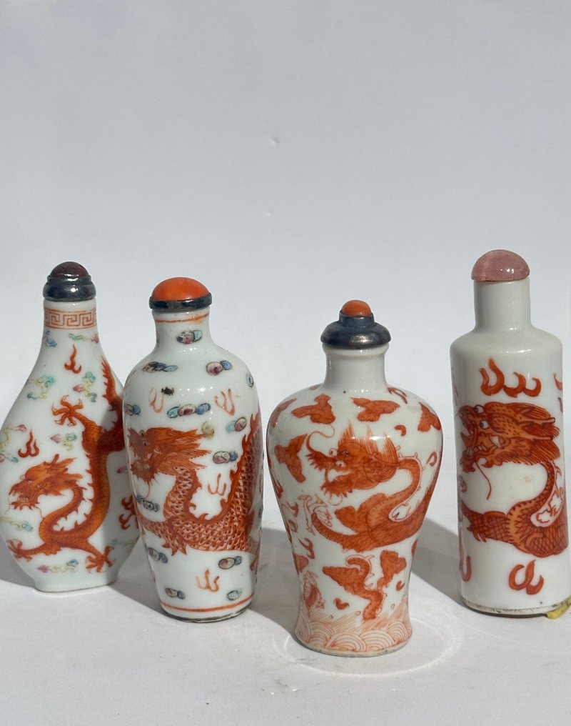 晚清至二十世紀中期 礬紅彩龍紋鼻煙壺四件 （梅瓶）⌈雍正年製⌋礬紅楷書款 （壺）⌈康熙年製⌋礬紅楷書款 | FOUR IRON RED 'DRAGON' SNUFF BOTTLES - 图31