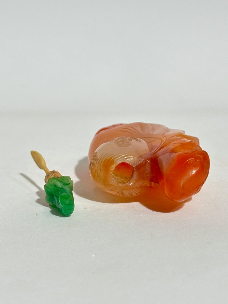 十九/二十世紀 瑪瑙、紫水晶鼻煙壺三件 | A CARNELIAN AND TWO AMETHYST SNUFF BOTTLES - 图4