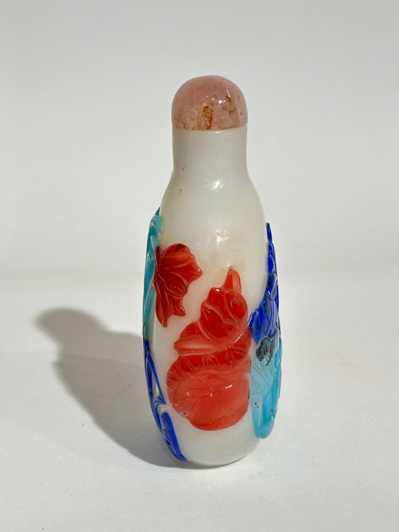 十九/二十世紀 白地套紅玻璃雙花紋、白地套三色玻璃花卉紋、透明地套紅玻璃壽字紋、涅白地套紅玻璃蝶花紋、霏雪地套紅玻璃一言九鼎紋、三腳鼎立紋、博古紋、透明地套黑玻璃一言九鼎紋鼻煙壺八件 | EIGHT OVERLAY GLASS SNUFF BOTTLES - 图6
