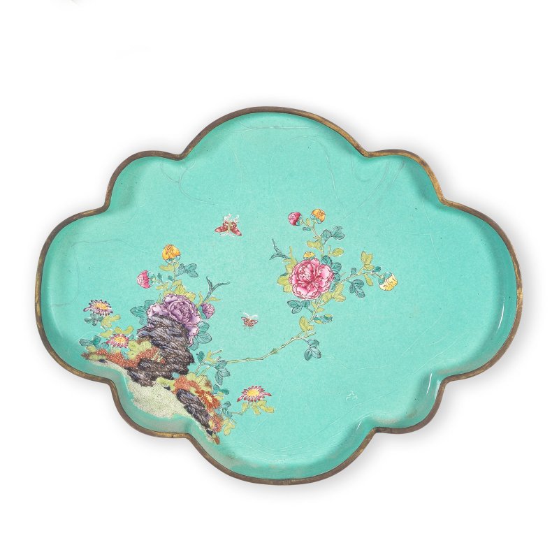 清乾隆 綠地畫琺琅海棠形盤 | A PAINTED ENAMEL LIME GREEN-GROUND QUATREFOIL DISH