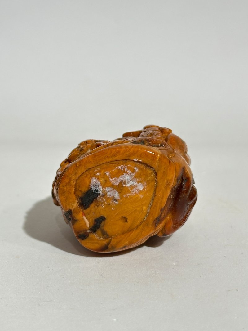 1760-1880 琥珀人物大師根珀人物紋鼻煙壺 及盒 | A ROOT AMBER SNUFF BOTTLE - 图5