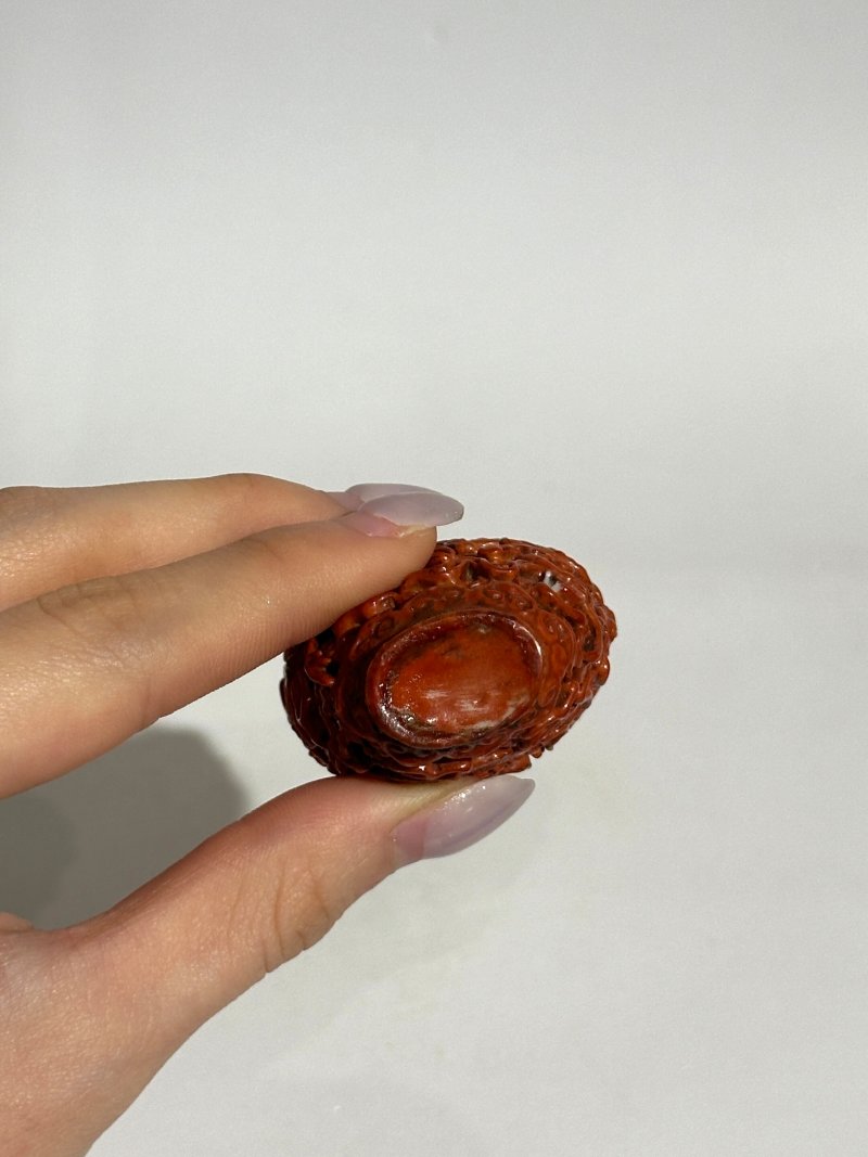 清中期 紅釉、藍釉模製⌈龍鳳呈祥⌋鼻煙壺二件 | TWO MOULDED AND ENAMELLED PORCELAIN 'DRAGON AND PHOENIX' SNUFF BOTTLES - 图2
