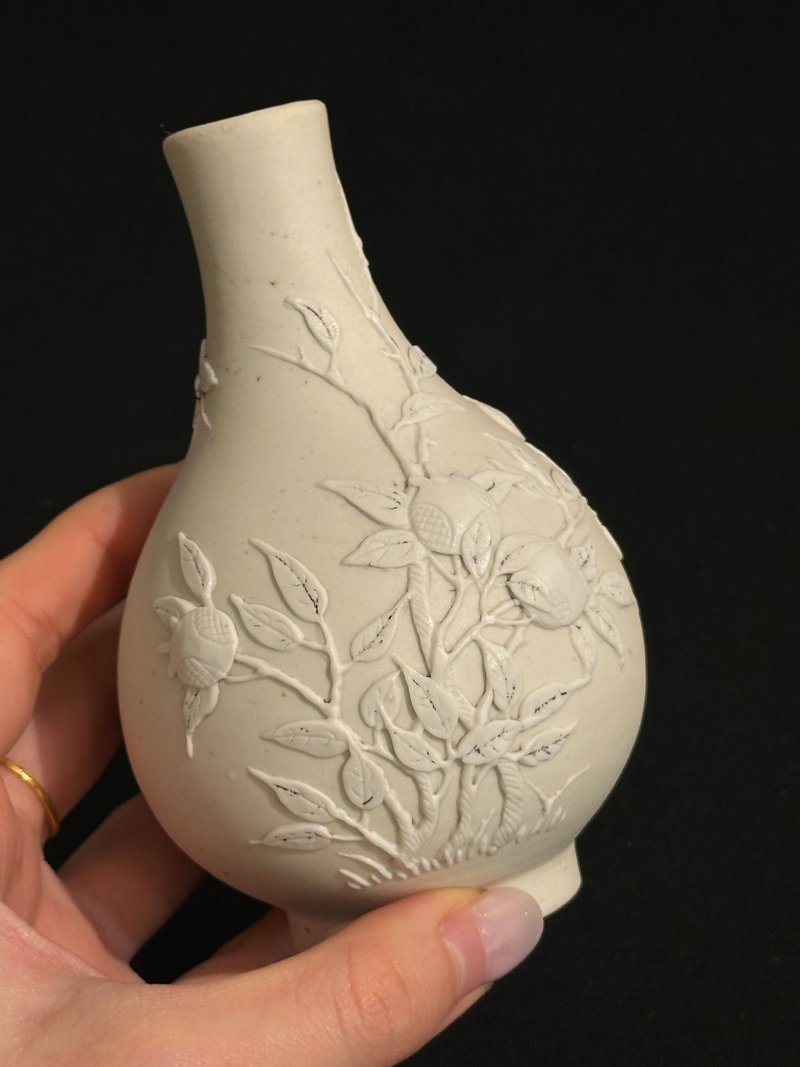 民國 澀胎石榴紋瓶 | A BISCUIT PORCELAIN 'POMEGRANATE' VASE - 图6