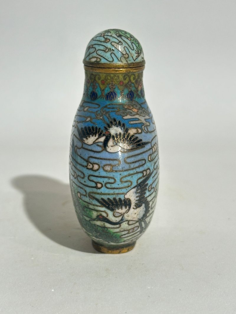 十九/二十世紀 銅胎琺瑯鼻煙壺七件 （博古）⌈乾隆年製⌋款 | SEVEN CLOISONNE ENAMEL SNUFF BOTTLES - 图20