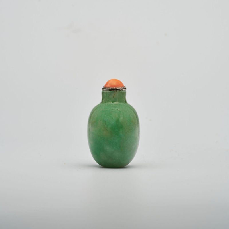 清十九世紀 翡翠素紋鼻煙壺 珊瑚蓋 | A PALE APPLE GREEN JADEITE SNUFF BOTTLE