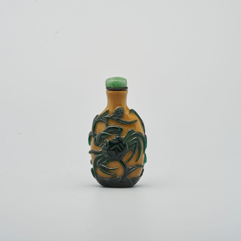清十九世纪 棕地套綠玻璃螃蟹紋鼻煙壺 | A GREEN GLASS OVERLAY 'CRAB' SNUFF BOTTLE - 图1