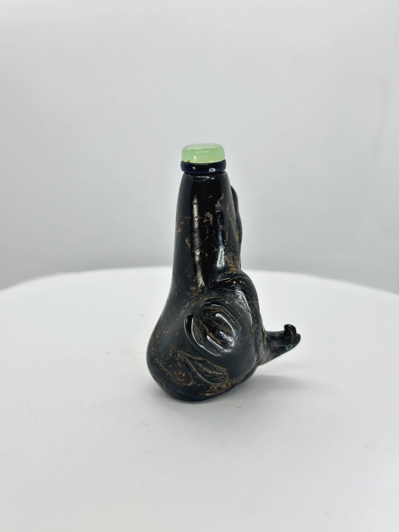 十九/二十世紀 石榴紅石英磨花、黑琥珀魚紋鼻煙壺二件 | A FACETED QUARTZ AND A BLACK AMBER SNUFF BOTTLE - 图12