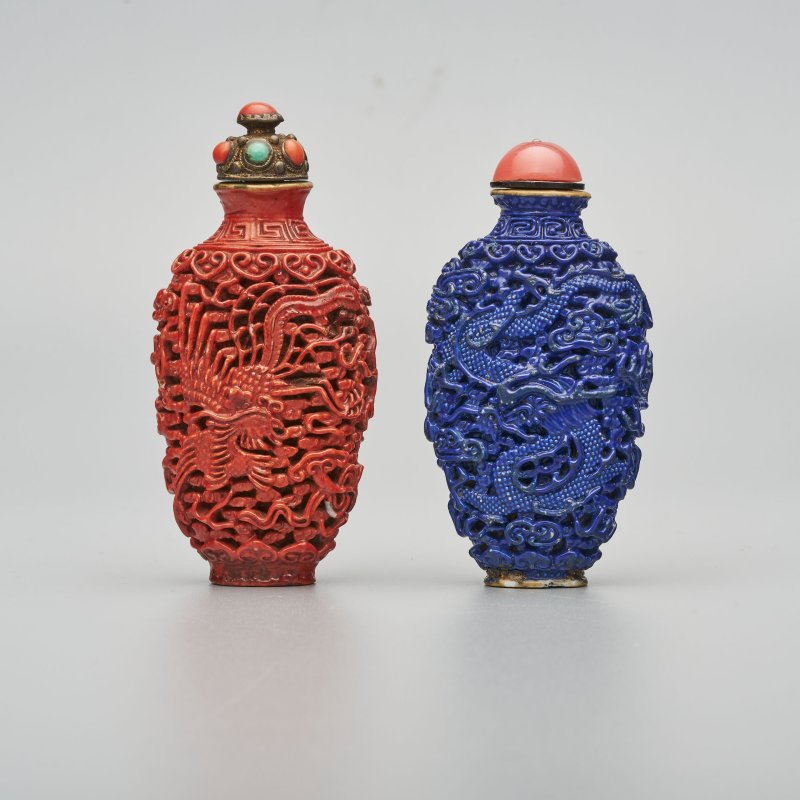 清中期 紅釉、藍釉模製⌈龍鳳呈祥⌋鼻煙壺二件 | TWO MOULDED AND ENAMELLED PORCELAIN 'DRAGON AND PHOENIX' SNUFF BOTTLES - 图19