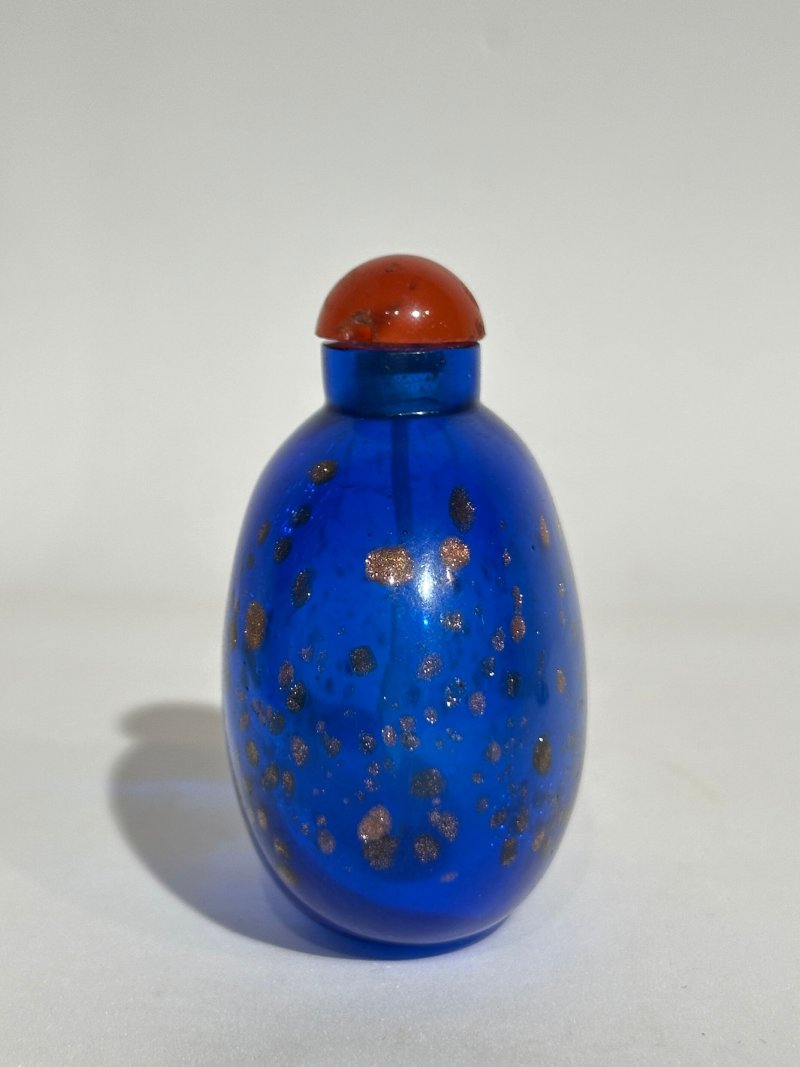 清十九世紀 藍地灑金星玻璃鼻煙壺 | A SAPPHIRE-BLUE AVENTURINE-GLASS SNUFF BOTTLE - 图6