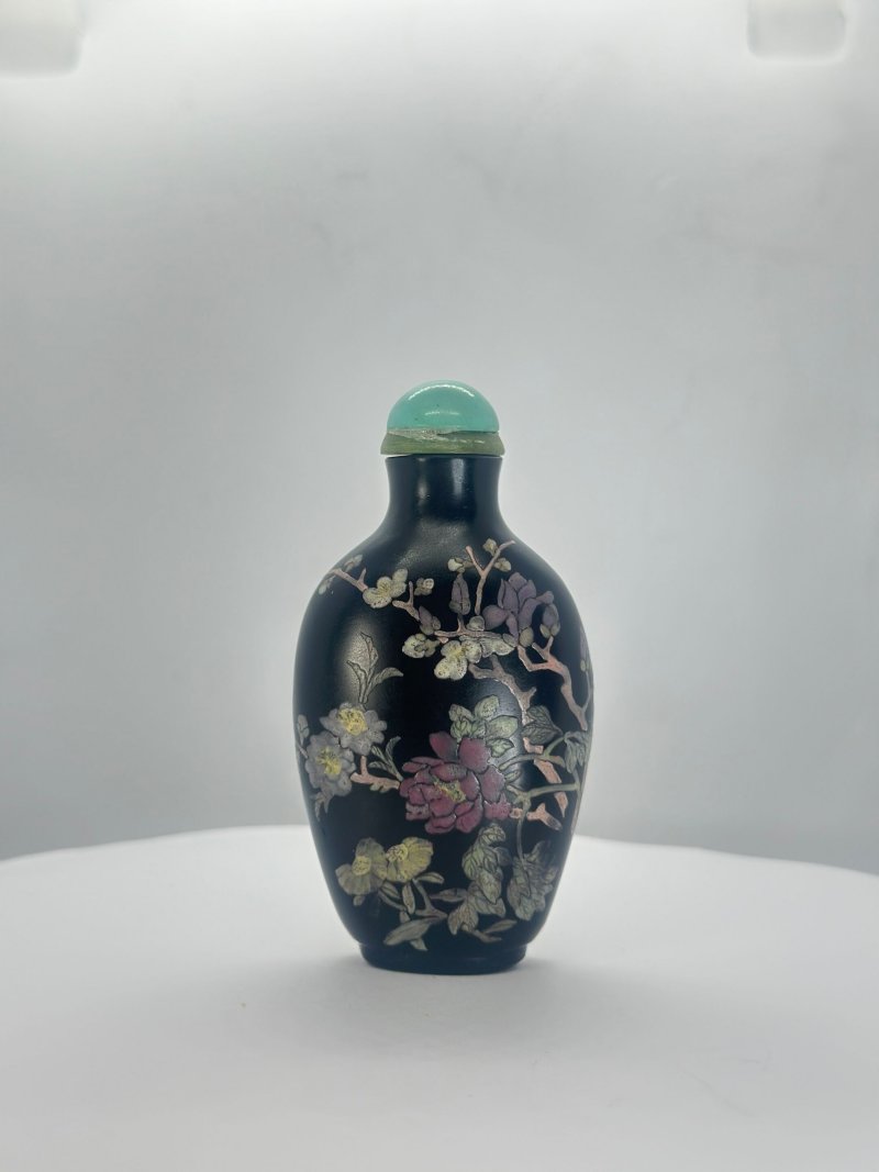 清1770-1820 黑玻璃畫琺瑯花卉紋鼻煙壺 ⌈乾隆年製⌋篆書款 | AN ENAMELLED BLACK GLASS 'FLORAL' SNUFF BOTTLE - 图9