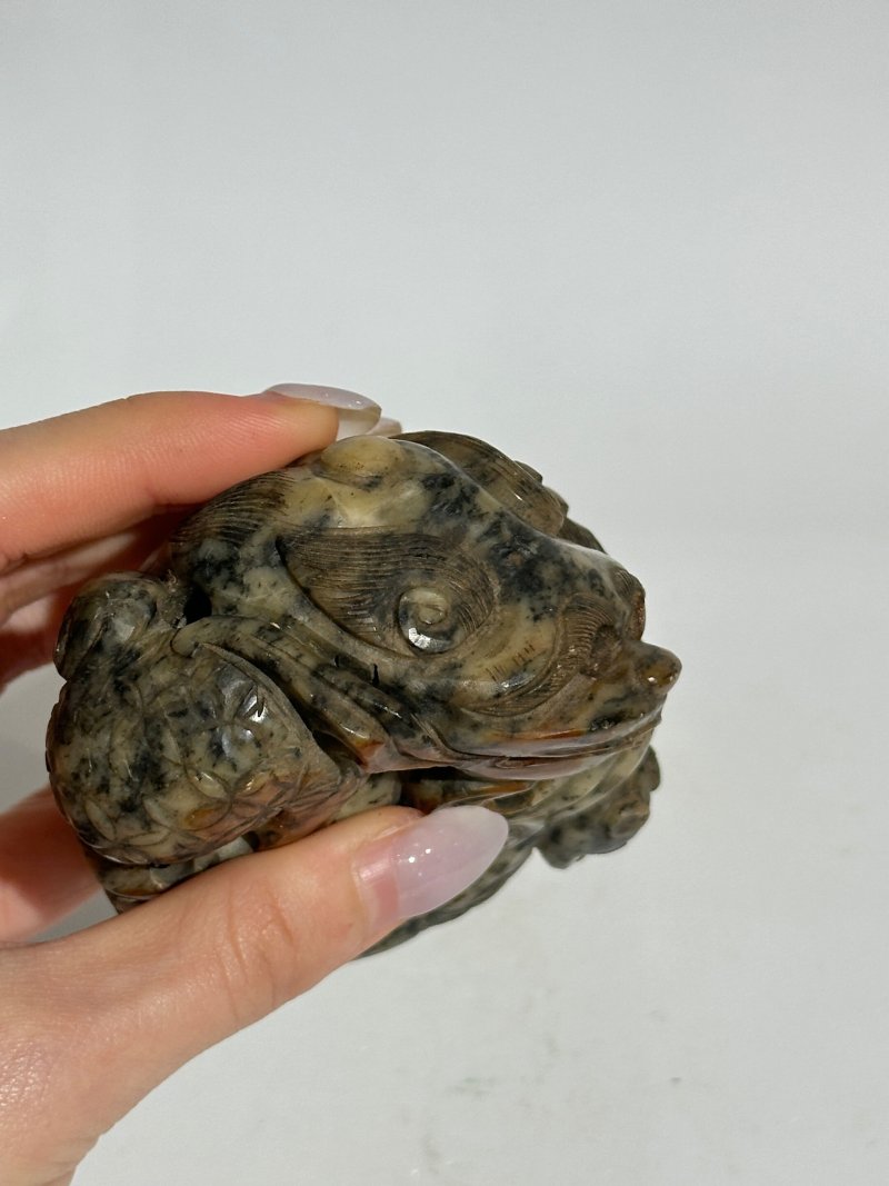 清十九世紀 青玉帶沁獅紋山子 及座 | A GREEN AND RUSSET JADE 'BUDDHIST LION' BOULDER - 图2