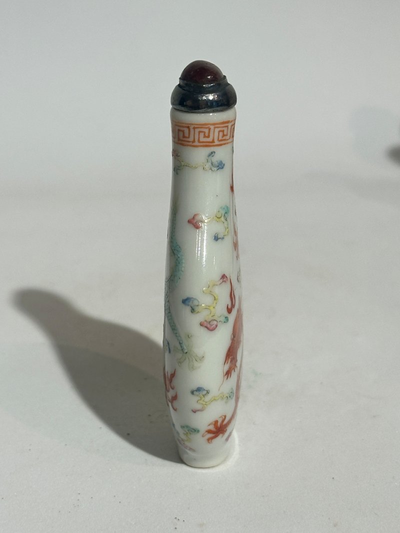 晚清至二十世紀中期 礬紅彩龍紋鼻煙壺四件 （梅瓶）⌈雍正年製⌋礬紅楷書款 （壺）⌈康熙年製⌋礬紅楷書款 | FOUR IRON RED 'DRAGON' SNUFF BOTTLES - 图13