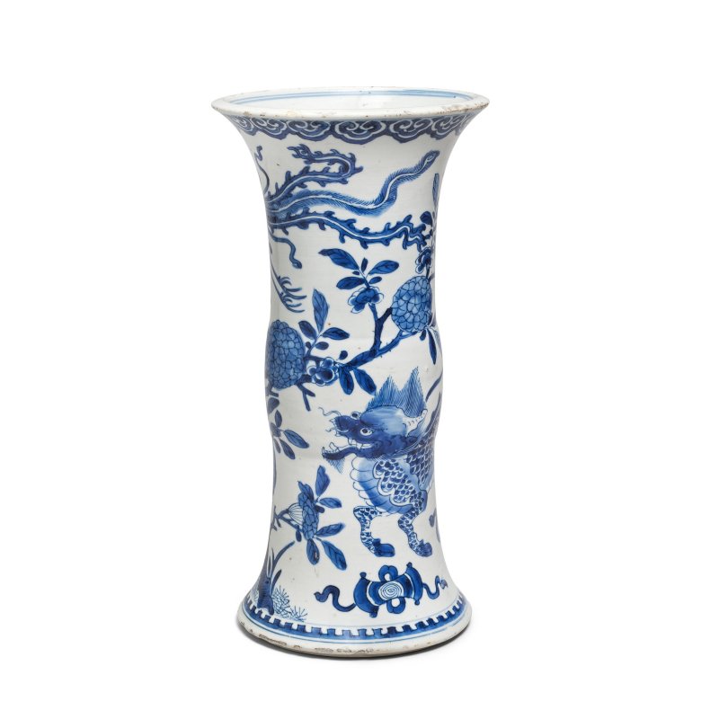 清康熙 青花麒麟鳳凰紋花觚 | A BLUE AND WHITE 'QILIN AND PHOENIX' VASE, GU