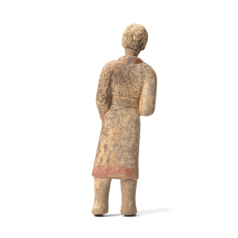 北魏 陶文官俑兩件及陶胡人俑一件 | TWO PAINTED POTTERY FIGURES OF OFFICIALS AND A FIGURE OF A FOREIGN GROOM - 图3