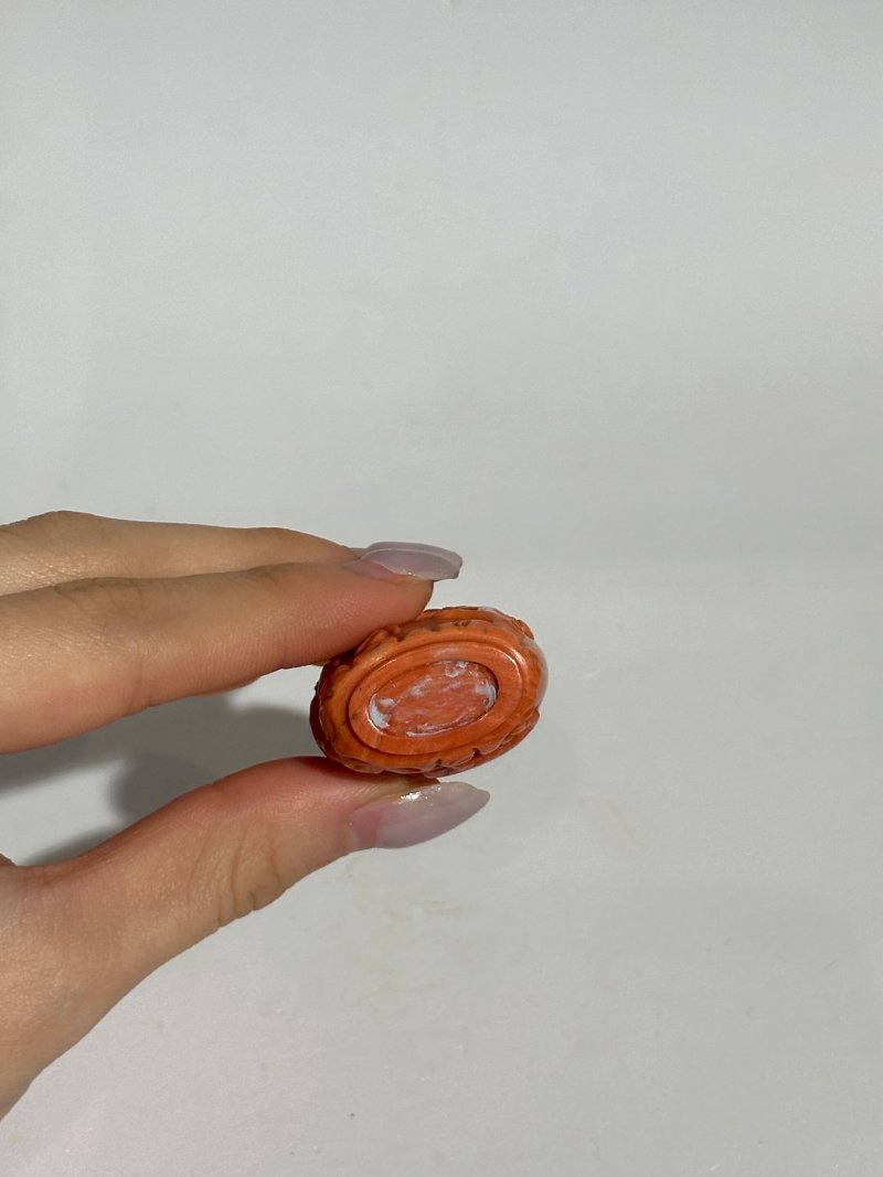 清十九世紀 珊瑚⌈六合同春⌋鼻煙壺 | A CORAL 'DEER AND CRANE' SNUFF BOTTLE - 图2