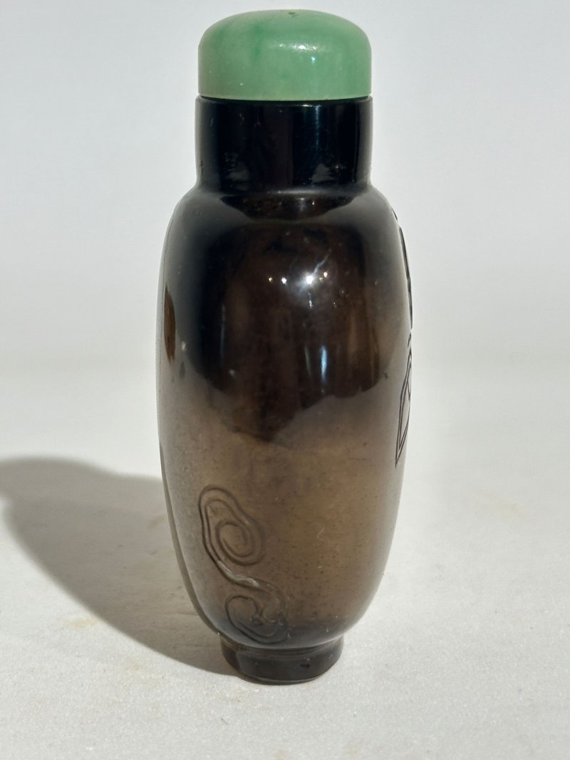 清十九世紀 雙聯瑪瑙、煙晶蝠紋鼻煙壺二件 | A SMOKY QUARTZ AND A CHALCEDONY AGATE DOUBLE SNUFF BOTTLE - 图7