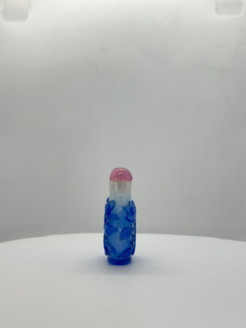 清十九世紀 霏雪地套藍玻璃花卉紋鼻煙壺；十九/二十世紀 透明玻璃藍粉點彩鼻煙壺 | A BLUE OVERLAY GLASS 'FLOWERS' AND A BLUE AND PINK MOTTLED SANDWICH GLASS SNUFF BOTTLE - 图8