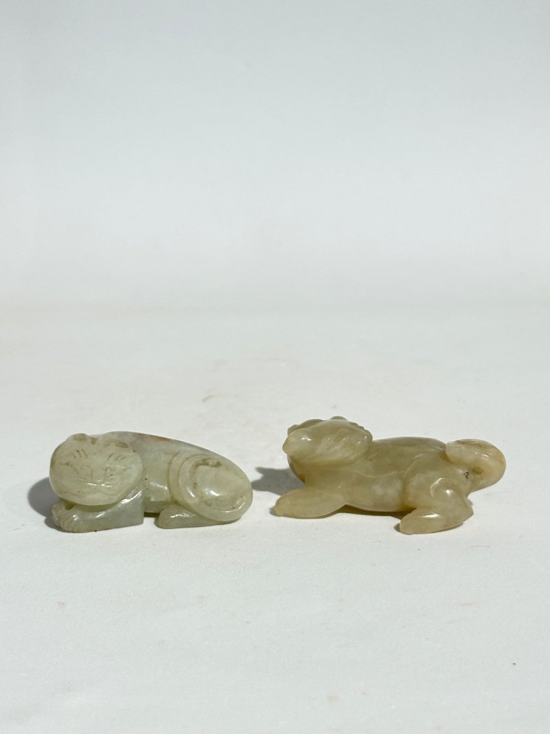 十九/二十世紀 青白玉⌈貓⌋、⌈天祿⌋把件 | TWO GREENISH WHITE JADE CARVINGS OF A CAT AND A TIANLU - 图7