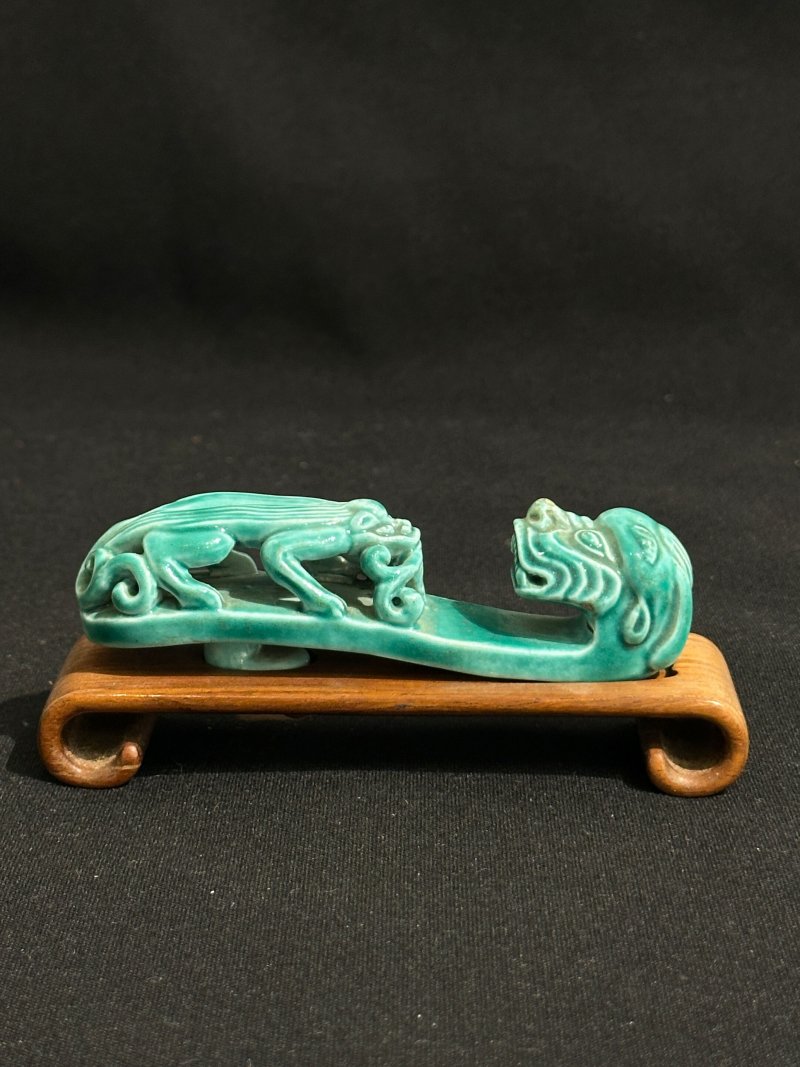 清十九世紀 孔雀綠釉龍紋帶鈎 | A GREEN-GLAZED 'DRAGON' BELT BUCKLE - 图7