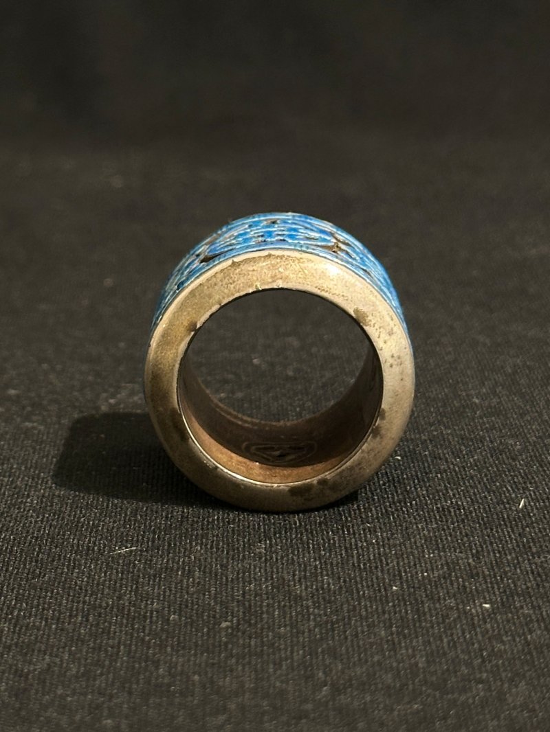 晚清 銀胎燒藍扳指、聯體藥瓶二件 （扳指）及盒 | A SILVER AND ENAMEL ARCHER'S RING AND MEDICINE BOTTLE - 图6