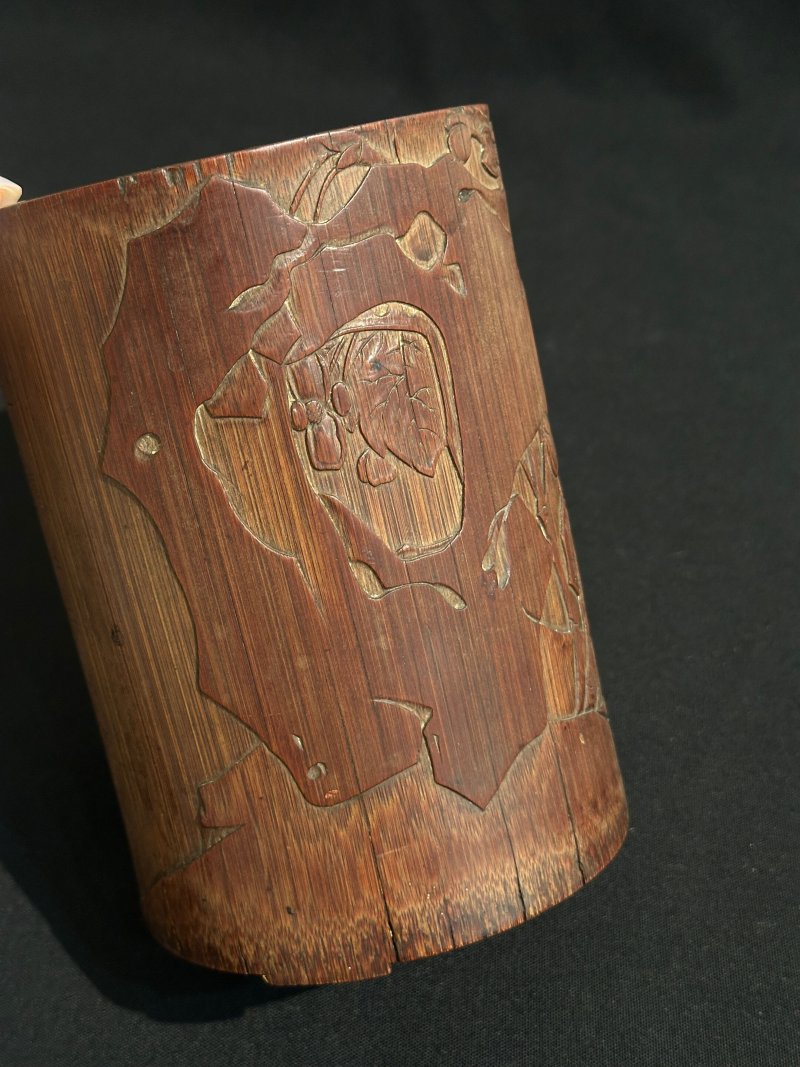 民國 竹雕蟈蟈桑葉紋筆筒 | A BAMBOO 'FLORAL' BRUSH POT - 图2
