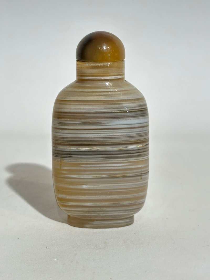 十九/二十世紀 燈心草瑪瑙、纏絲瑪瑙鼻煙壺三件 | A MACARONI AND TWO BANDED AGATE SNUFF BOTTLES - 图4