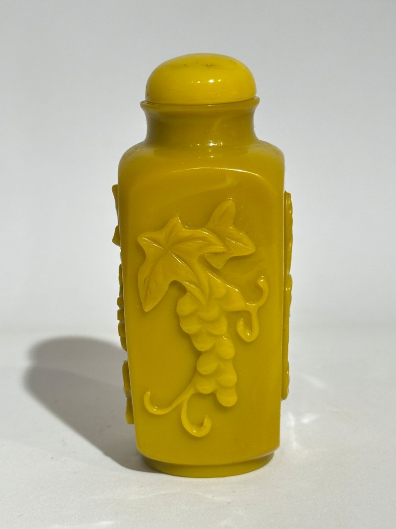 二十世紀 雞油黃玻璃光素、花卉紋鼻煙壺四件 | FOUR YELLOW GLASS SNUFF BOTTLES - 图15