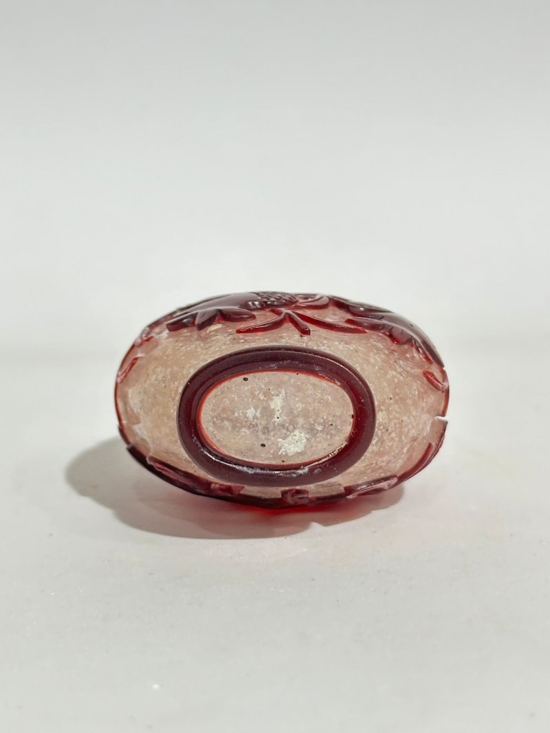 十九/二十世紀 霏雪地套紅玻璃鼻煙壺四件 | FOUR RED OVERLAY GLASS SNUFF BOTTLES - 图10