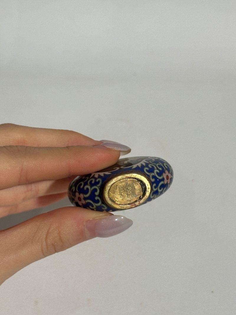 十九/二十世紀 銅胎琺瑯鼻煙壺七件 （博古）⌈乾隆年製⌋款 | SEVEN CLOISONNE ENAMEL SNUFF BOTTLES - 图37