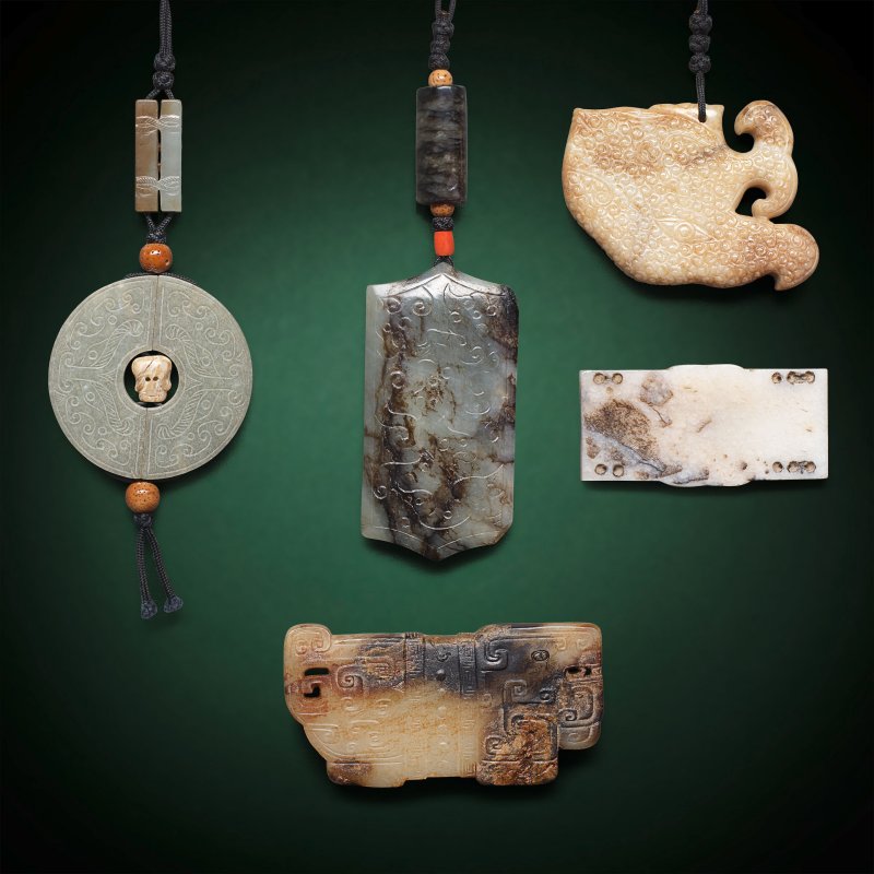 明/清及更晚 仿古玉雕一組五件 | A GROUP OF FIVE ARCHAISTIC JADE PLAQUES - 图2