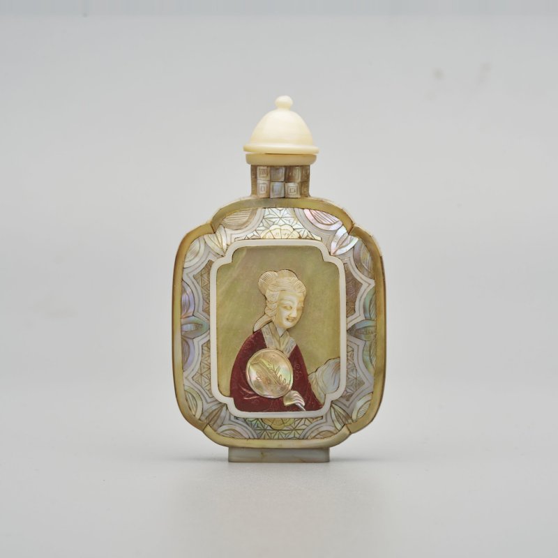 二十世紀 螺鈿開光仕女紋鼻煙壺 ⌈乾隆年製⌋刻款 | A MOTHER-OF-PEARL 'LADY' SNUFF BOTTLE - 图1