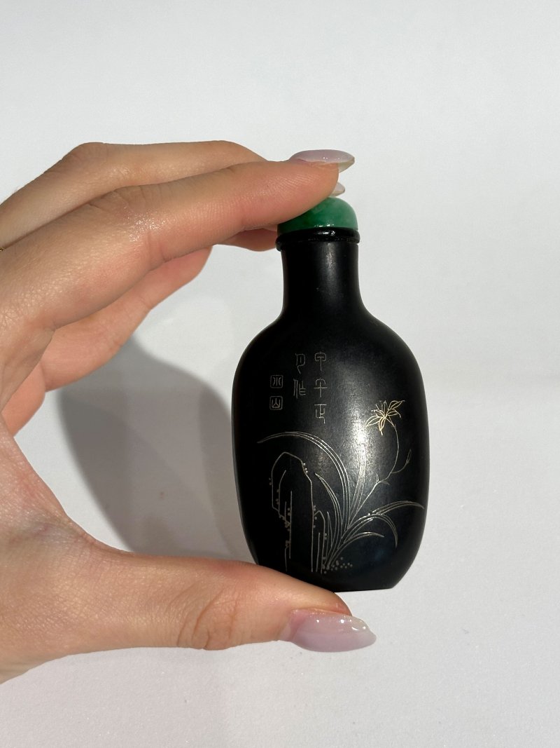 一八九四年 漆掐金銀絲金石文鼻煙壺 | AN INSCRIBED SILVER AND GOLD-INLAID LACQUER SNUFF BOTTLE - 图3