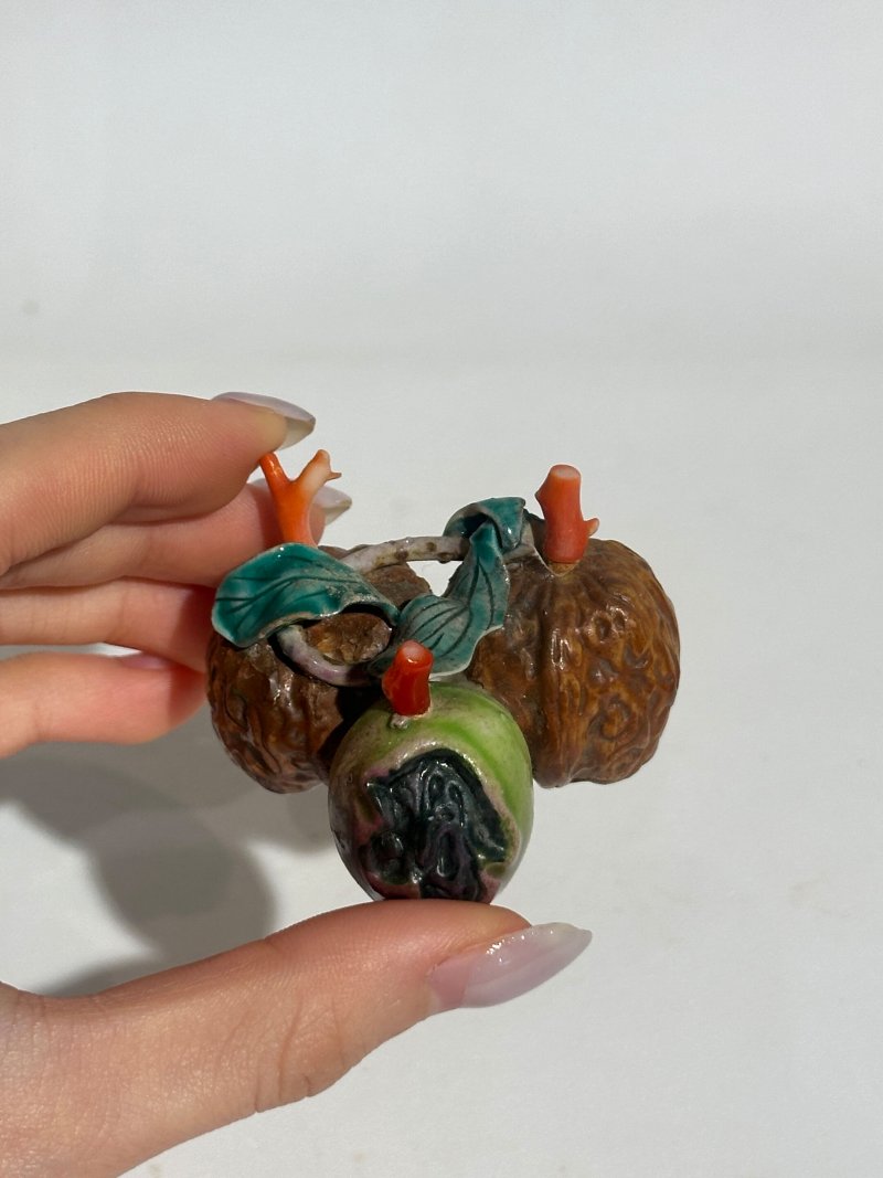 清十九世紀 仿生瓷荔枝、核桃形鼻煙壺二件、珊瑚蓋 及座 | TWO CERAMIC 'LYCHEE' AND 'WALNUT' SNUFF BOTTLES - 图4