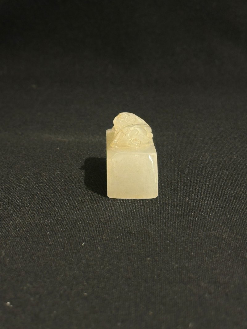 清 白玉瑞獸紋帶穿 | A WHITE JADE BELT FITTING - 图7