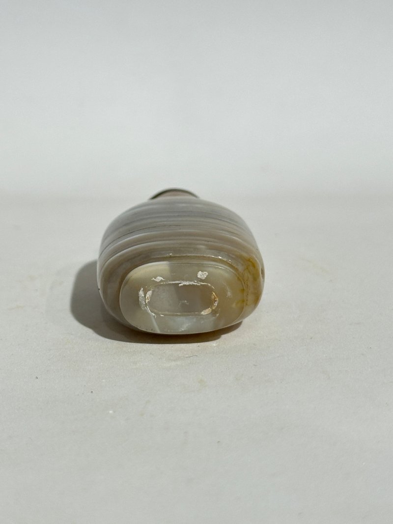 十九/二十世紀 燈心草瑪瑙、纏絲瑪瑙鼻煙壺三件 | A MACARONI AND TWO BANDED AGATE SNUFF BOTTLES - 图22